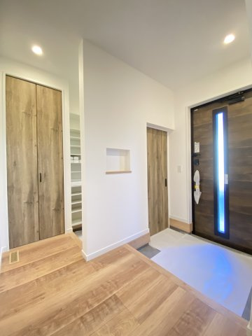 【玄関】 | 玉名市築地 | ☆玄関とシューズクロークの間には間仕切りがあり来客用とご家族用の入り口を分けることができます☆