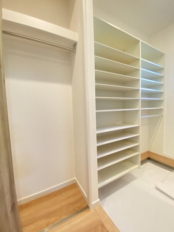 【収納】 | 玉名市築地 | ☆ウォークスルータイプのシューズボックス☆パイプハンガー付きの収納有☆コート等の収納も可能☆