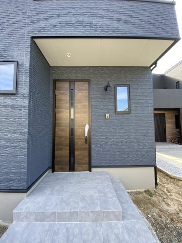 【玄関】 | 玉名市築地 | ☆スマートコントロールキーの玄関扉☆遠隔でも開閉可能☆利便性と防犯性を兼ね備えています☆