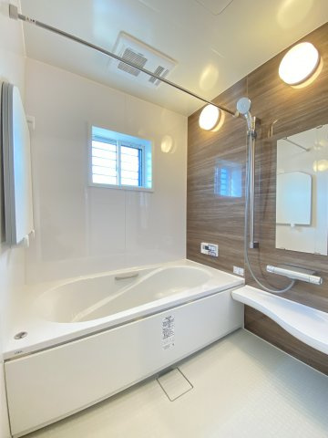 【浴室】 | 玉名市築地 | ☆LIXIL製のシステムバス☆浴槽内にベンチがありお湯の使用量が減り節水効果！お子様との入浴も安心☆