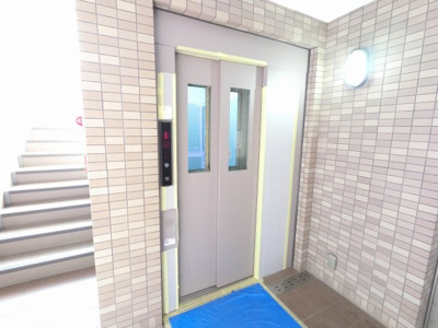 【その他共用部分】 | グランリシェス横濱鶴見 | お買い物時やベビーカーの出し入れに便利なエレベーター付です。
