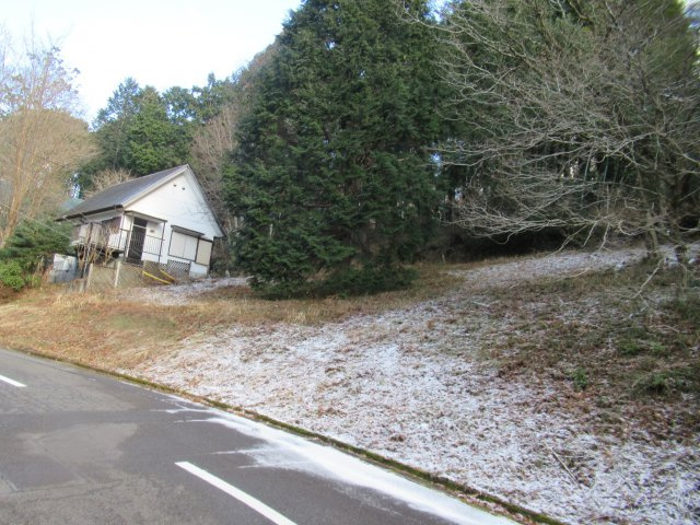 伊豆富士見ニュータウン別荘地③の前面道路含む現地写真|南西から見た土地