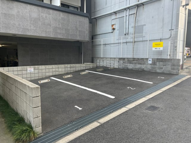 ベルエ難波西の駐車場