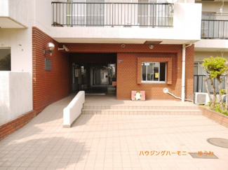 【エントランス】 | レンガ張りのモダンなエントランスは大変広々としています。