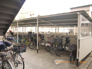 【その他共用部分】 | 敷地内に、屋根付き駐輪場有り。