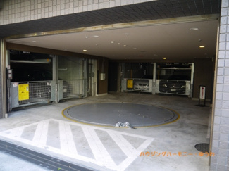 【その他共用部分】 | 建物内に駐車場も完備。