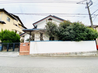 【外観】 | 交通量の少ない穏やかな街並みは、暮らしやすい住環境となっております。幅員５m道路からのアプローチは広い間口なので、車を入れやすいプランが考えやすい土地です。