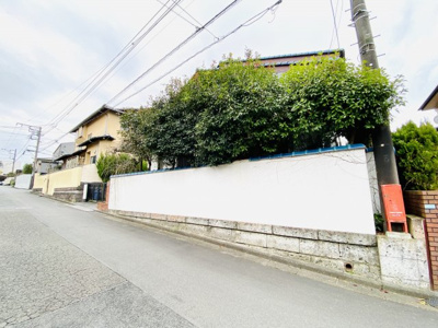 【外観】 | ◆整形地８２坪！悠然たる街並みの片瀬山分譲地◆藤沢市片瀬山５丁目／建築条件なし売地 | 閑静な住宅街で、幅員５m道路からのアプローチは広い間口なので、車を入れやすいプランが考えやすい土地です。