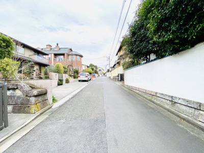 【前面道路含む現地写真】 | ◆整形地８２坪！悠然たる街並みの片瀬山分譲地◆藤沢市片瀬山５丁目／建築条件なし売地 | 交通量の少ない穏やかな街並みは、暮らしやすい住環境となっております。