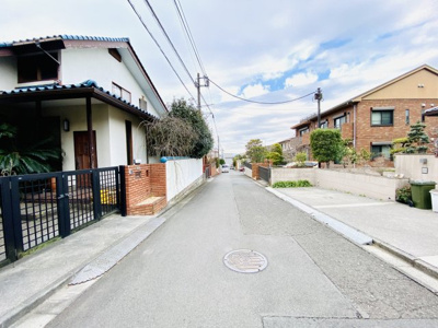 【前面道路含む現地写真】 | ◆整形地８２坪！悠然たる街並みの片瀬山分譲地◆藤沢市片瀬山５丁目／建築条件なし売地 | 交通量の少ない穏やかな街並みは、暮らしやすい住環境となっております。