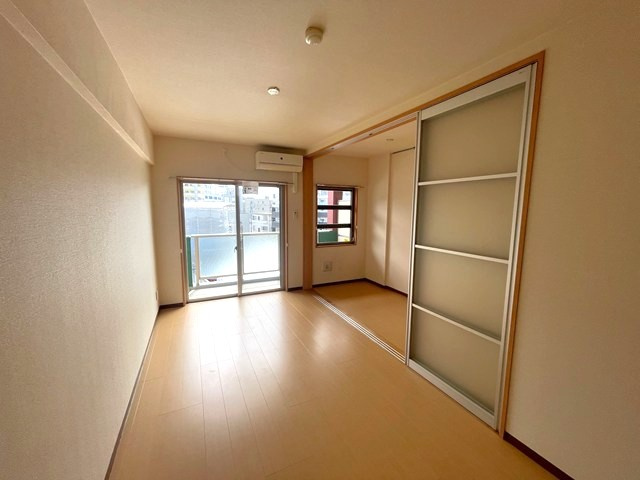 【居間・リビング】 | フィオーレ登戸 | 南西向きリビングダイニング11.1帖☆バルコニーに繋がるお部屋です♪エアコン付きで1年中快適に過ごせますね☆