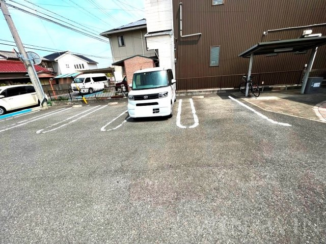 アムール B棟の駐車場