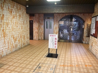 【エントランス】 | エントランス内は、デザインタイルがお洒落で開放感があります