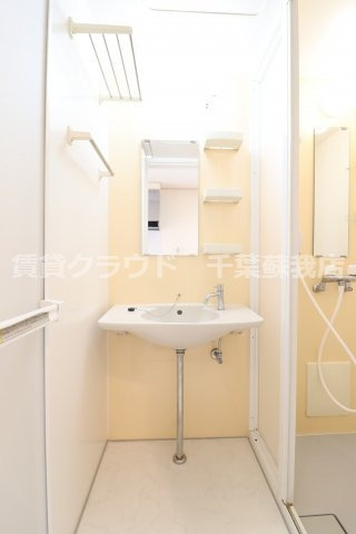 グリニッチ　ヴィレッジⅠの洗面所|おしゃれな洗面台、脱衣スペースにもなってます！