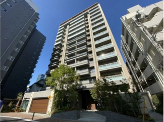 【外観】 | 大通りから少し離れた静かな場所に位置していますが、堂々とした存在感がある建物です。
