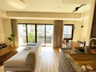 【外観】 | 2重床、2重天井になっているため、騒音の気にならない快適な時間を送ることができます。日がよく入る大きな窓に床暖房も備えています。