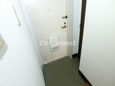 【玄関】 | サンパラン泉 | 背の高い下駄箱で靴も収納できます。