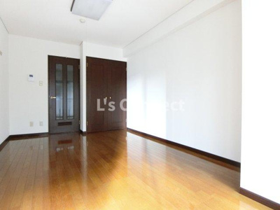 【居間・リビング】 | サンパラン泉 | ８帖の洋室です。