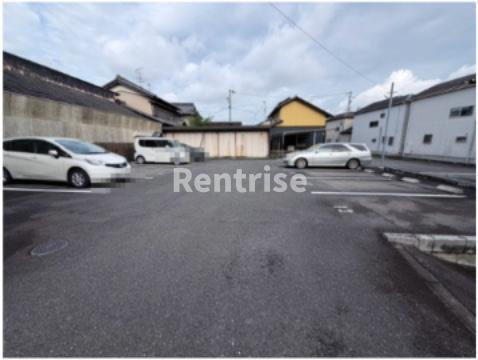 サニーホームズの駐車場