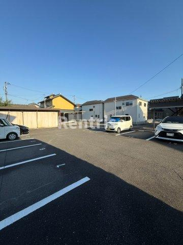 サニーホームズの駐車場