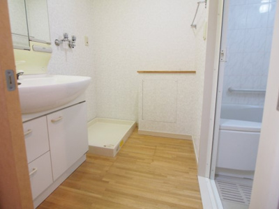 【洗面所】 | ロイヤルパーク多摩川 | 明るい洗面所です