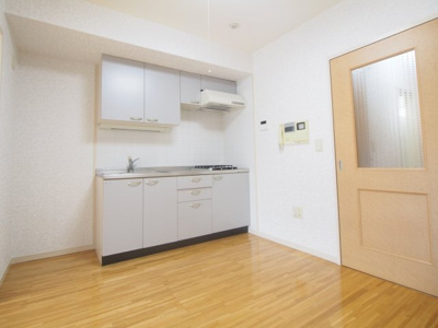 【内装】 | ロイヤルパーク多摩川 | 5.88帖　ダイニングキッチンです