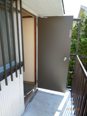 【その他共用部分】 | 三戸部荘 | 玄関外にはひさしがあるので雨に濡れずに傘を差すことができます◎荷物が多い日も便利ですね☆