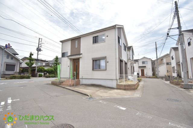 上尾市中分1丁目　中古一戸建ての前面道路含む現地写真