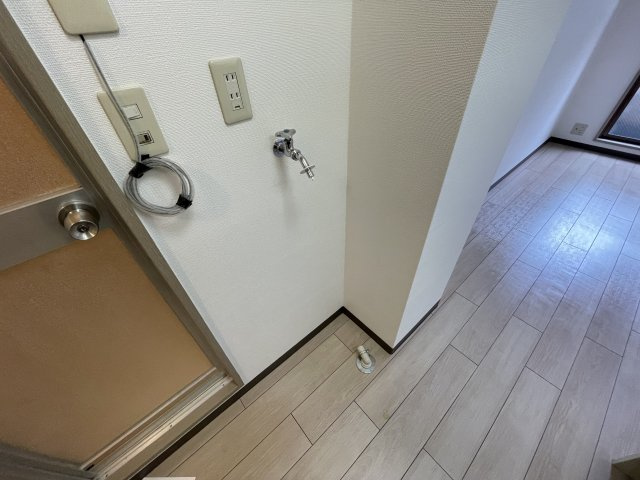 佐々ハイツの独立洗面台|室内洗濯機置き場です。