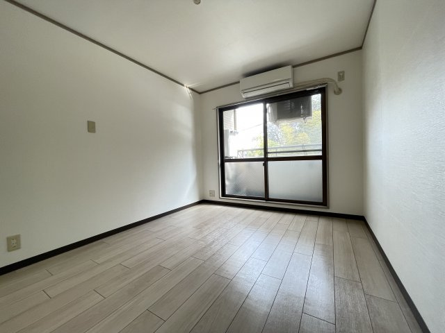 佐々ハイツの居間・リビング|フローリングの居室。