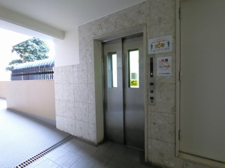 【その他共用部分】 | お買い物時やベビーカーの出し入れに便利なエレベーター付です。