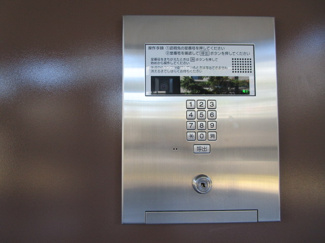 【その他共用部分】 | 共用玄関は不要な来訪者を防ぐTVモニター付オートロック