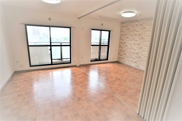 【居間・リビング】 | セントラルパーク幕張本郷 | こちらのリビングで趣味の時間をお楽しみください※写真は別のお部屋です。