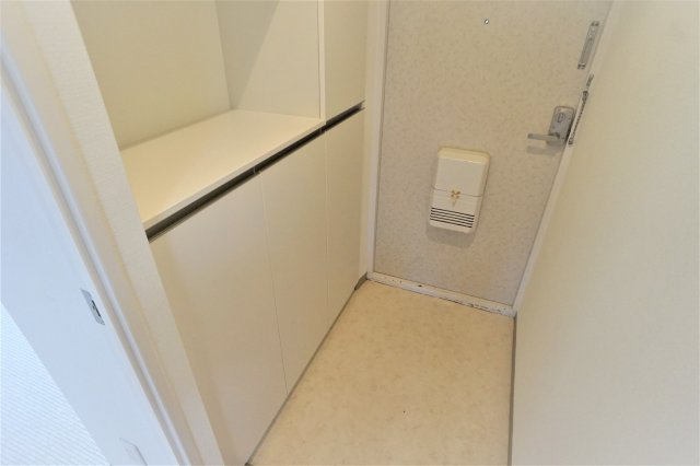 【玄関】 | セントラルパーク幕張本郷 | 収納もある玄関です※写真は別のお部屋です。