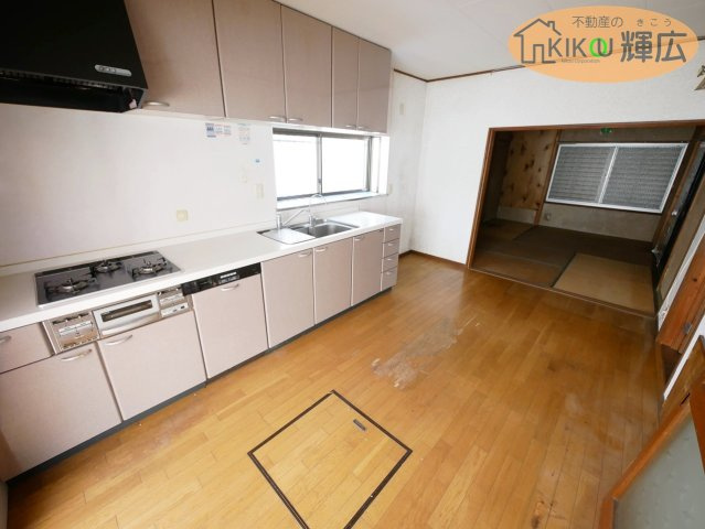 加古川市野口町北野　中古戸建の居間・リビング|リビング7.5帖ですが隣の和室と繋げて利用すれば13.5帖の空間に様変わりします。
そのまま住むこともできますしリノベーションするのも良し！