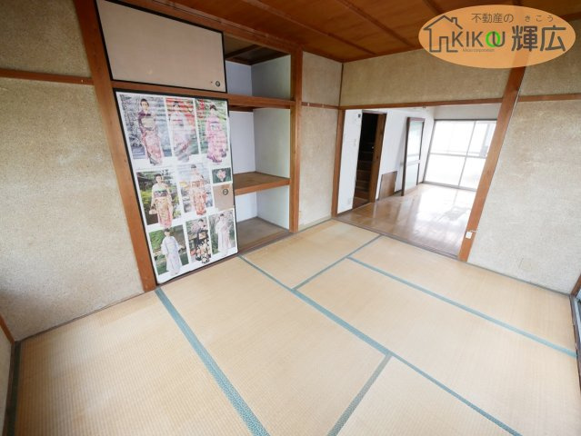加古川市野口町北野　中古戸建の和室|収納スペースも充実しています。