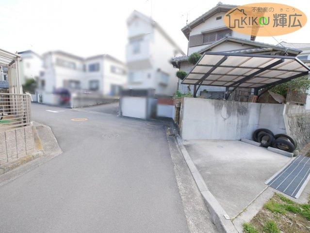 加古川市野口町北野　中古戸建の前面道路含む現地写真