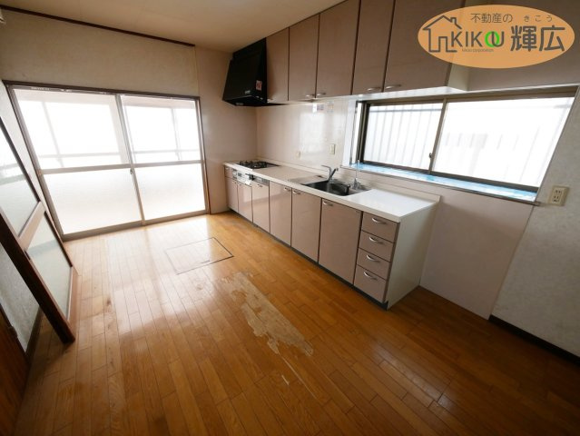 加古川市野口町北野　中古戸建の居間・リビング|隣に公園があり散歩するのも良し。お子様と遊ぶのには最適です。