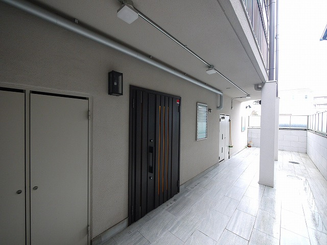 フルール・ド・新大宮のエントランス