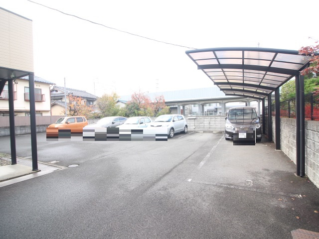メゾンパストラルの駐車場