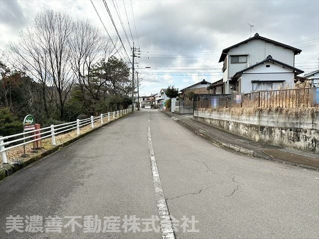 ５８７１７　岐阜市大洞柏台土地の前面道路含む現地写真