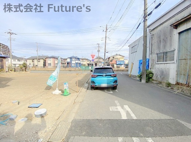 八潮市中央４丁目　新築戸建　全１棟の前面道路含む現地写真|前面道路・南側6ｍ公道です。