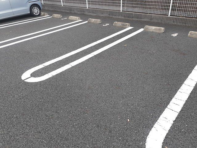 メゾン・フォーリストの駐車場
