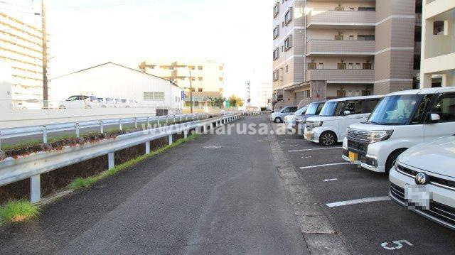 フルータの駐車場