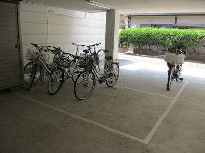 【駐車場】 | レインボー・シャインＲ/K | 敷地内に屋根付きの駐輪場あり。バイクも相談可能です。