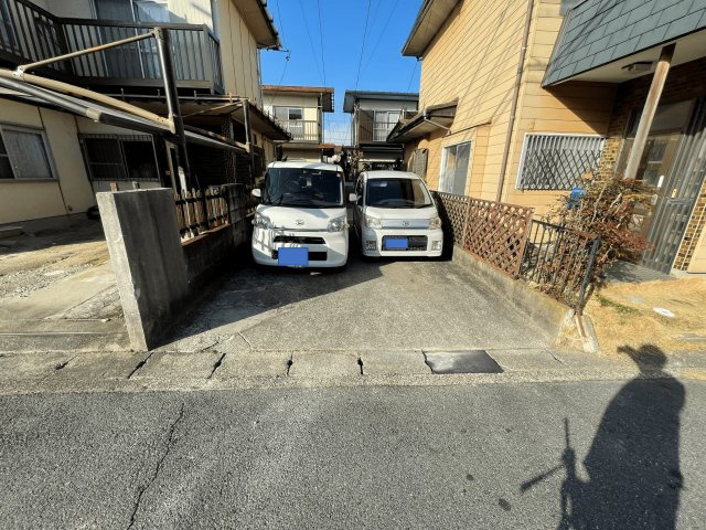 半田市花園町戸建の駐車場