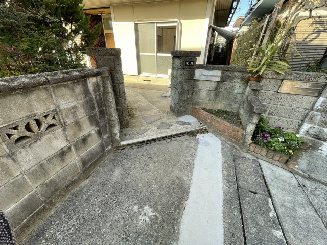 半田市花園町戸建のエントランス
