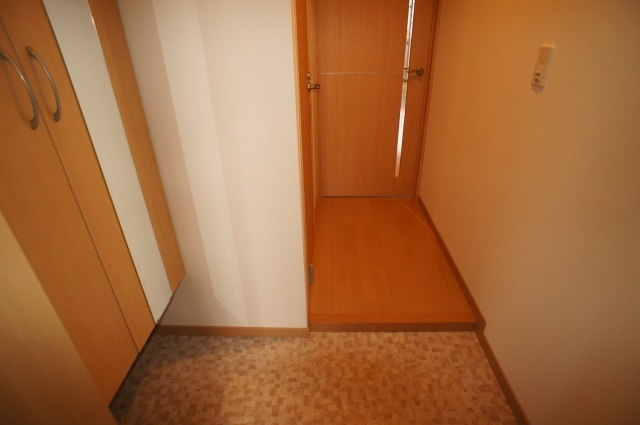 レジデンス二の宮の玄関