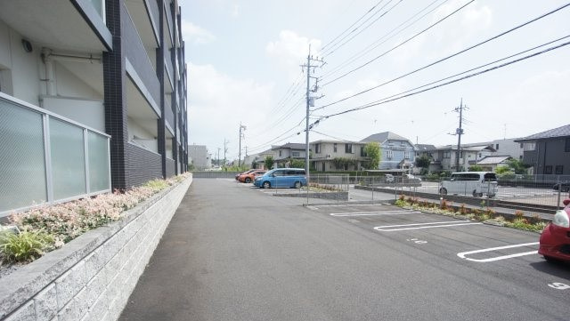 レジデンス二の宮の駐車場