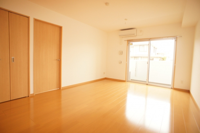 レジデンス二の宮の居間・リビング